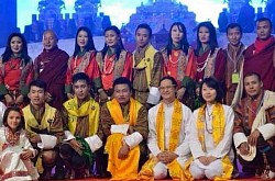 於印度菩提迦耶跟來自尼泊爾、不丹、印度、西藏的團隊一同表演當地風格梵唱