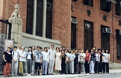2008年香港首屆正念瑜伽導師培訓於東蓮覺園舉行。黃耀光會長與顧問導師馬淑華博士與學員合照留念